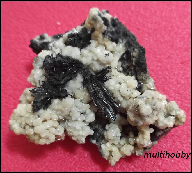 Mineral - Stibina pe 
Calcita
