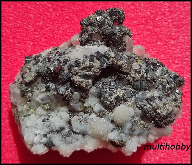 Mineral - Bournonite lucios dispersat pe
Cuart