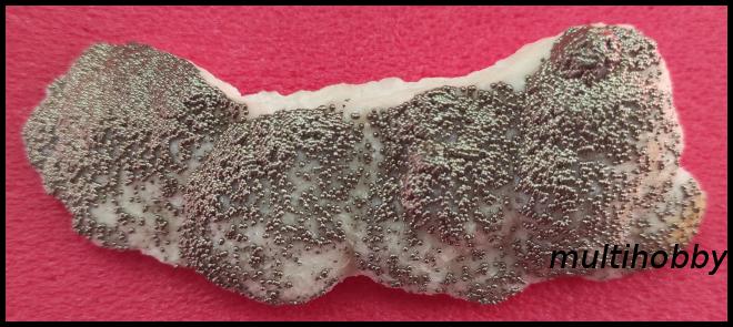 Mineral - Calcita mamelara stropita cu
bilute ce Marcasita