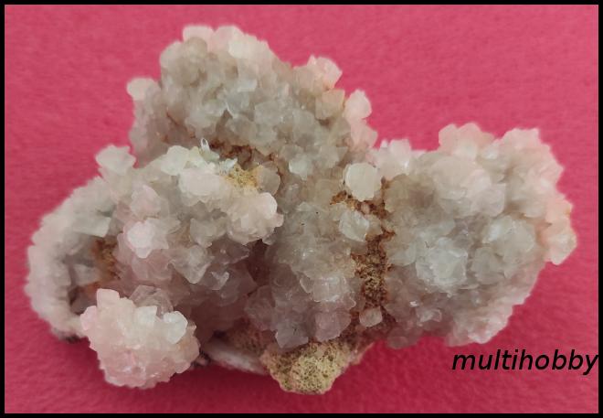 Mineral - Florocalcita LA UV roz intens pe
Rodonit si Cuart