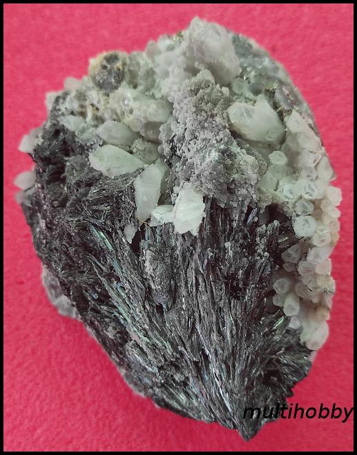 Mineral - Stibina cu 
Cuart