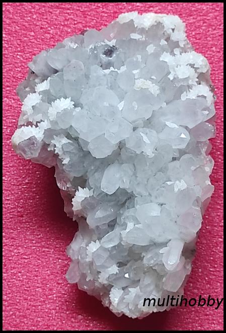 Mineral - Cuart doua generatii,stropita cu
Calcita
