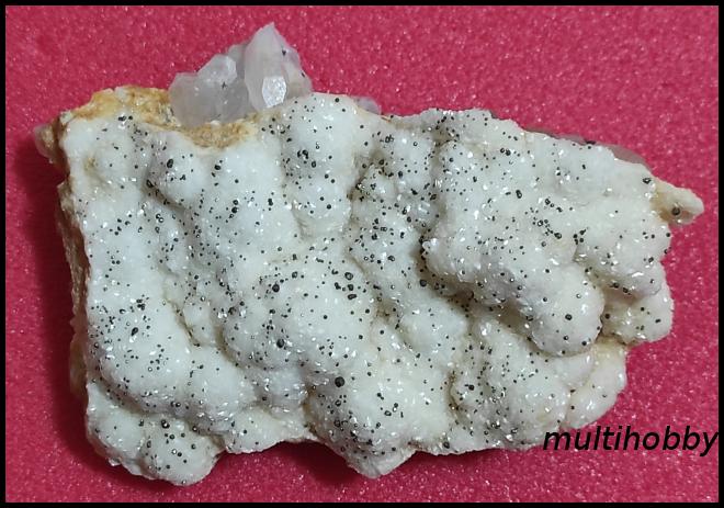 Mineral - Dolomit mamelar pe 
Cuart spre roz 
Nins cu 
Pirita