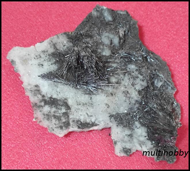 Mineral - Stibina pe 
Cavnicit si 
Marcasita