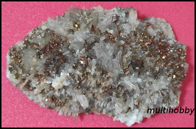 Mineral - Cuart arici doua generatii cu
Pirita rosie si
Limonit