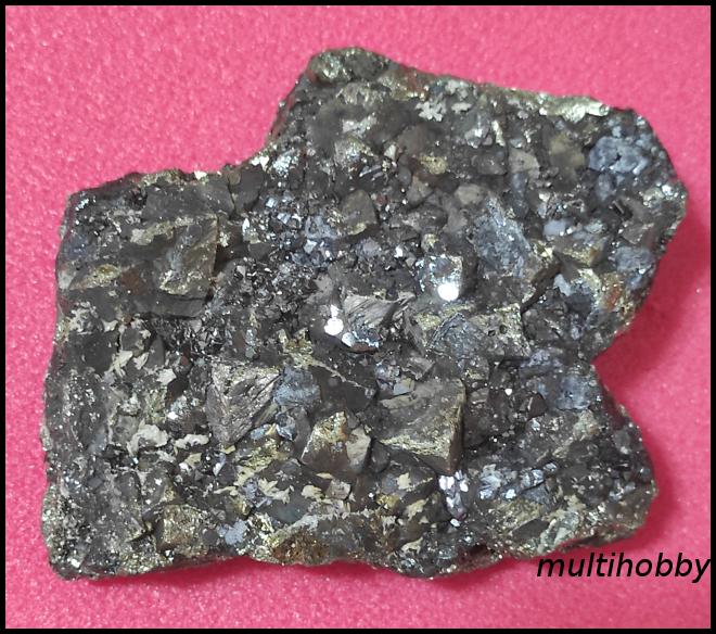 Mineral - Calcopirita cu 
Tenantit