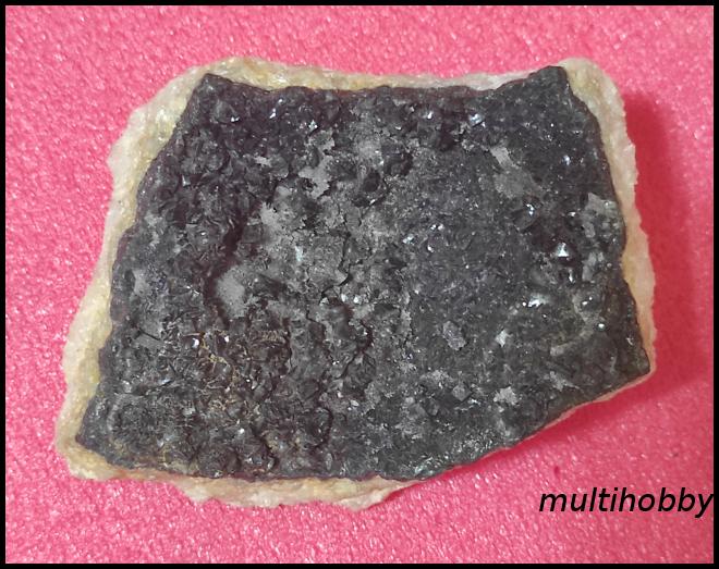 Mineral - Calcita cu doua fete bicolora