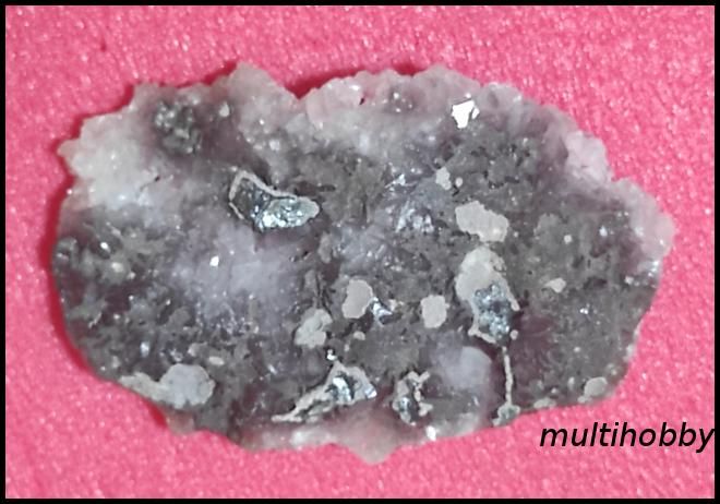 Mineral - Florocalcita pe avers are
Semseit