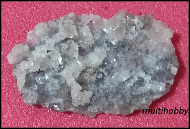 Mineral - Florocalcita pe avers are
Semseit