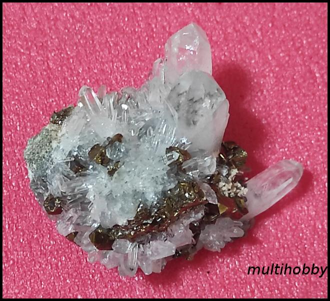 Mineral - Cuart transparent doua generatii
Calcopirita lucioasa cu 
Covelina
Intr-un crisal este apa