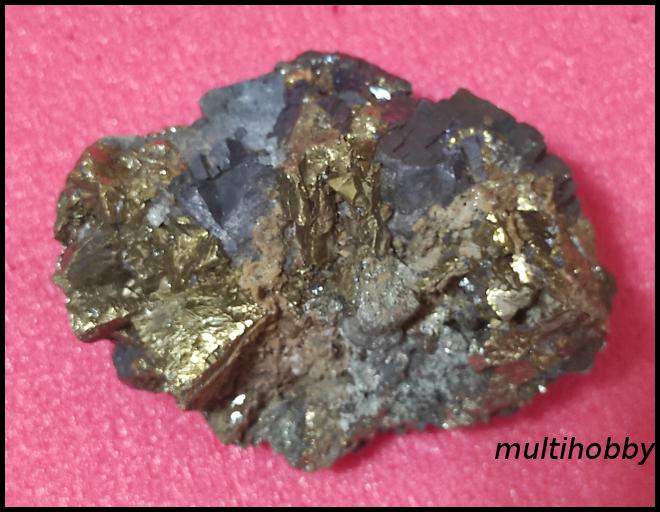 Mineral - Calcopirita tip piramida,doua generatii pe
Galena argentifera si
Siderit