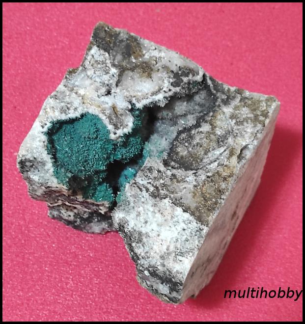Mineral - Aragonit(afloare de fier)
geoda ,acoperit cu 
Malachit