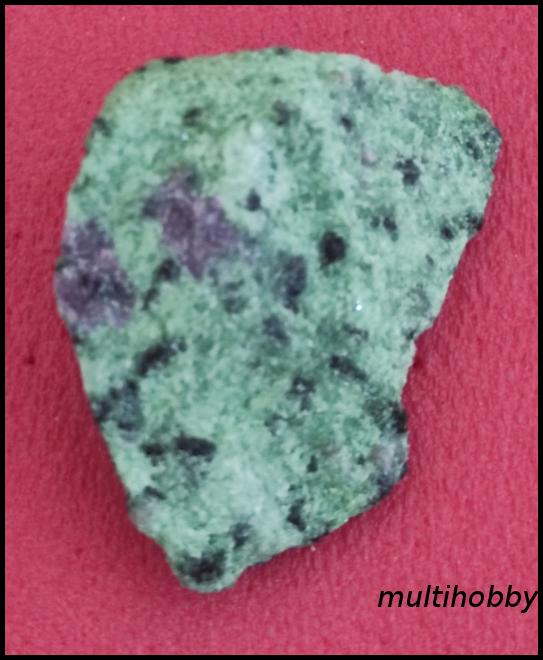Mineral - Zoisit cu 
Rubin