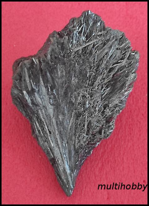 Mineral - Stibina lucioasa,doua generatii
Nins cu Cuartit