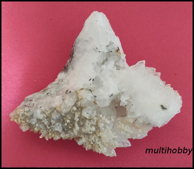 Mineral - Cuart arici,cristalizare 
jur-imprejur