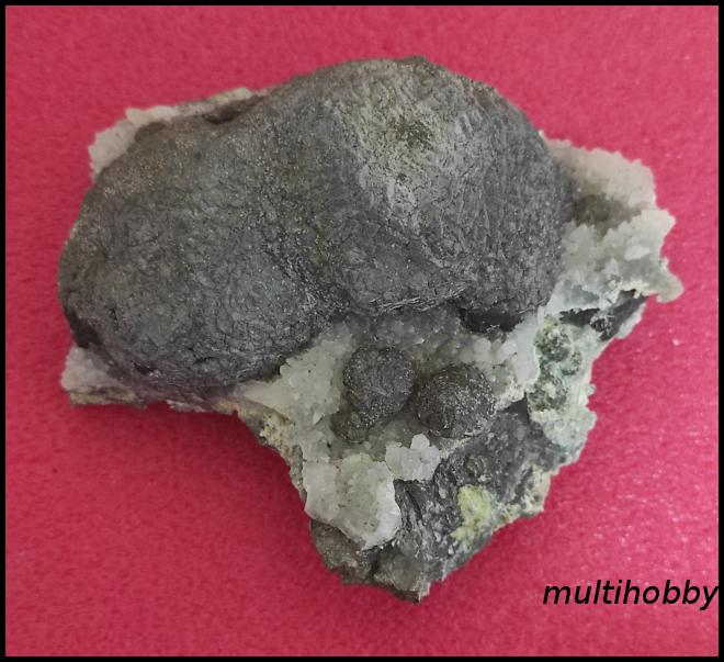 Mineral - Marcasita pe 
Cuart marunt