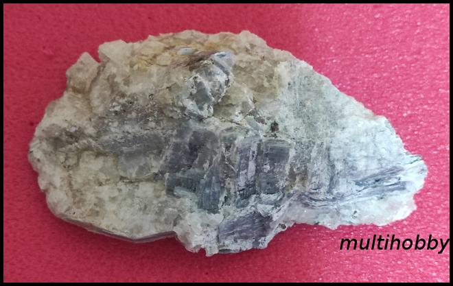 Mineral - Kianit in 
Cuart