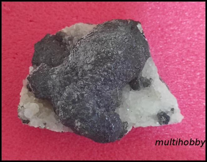Mineral - Marcasita pe 
Cuart