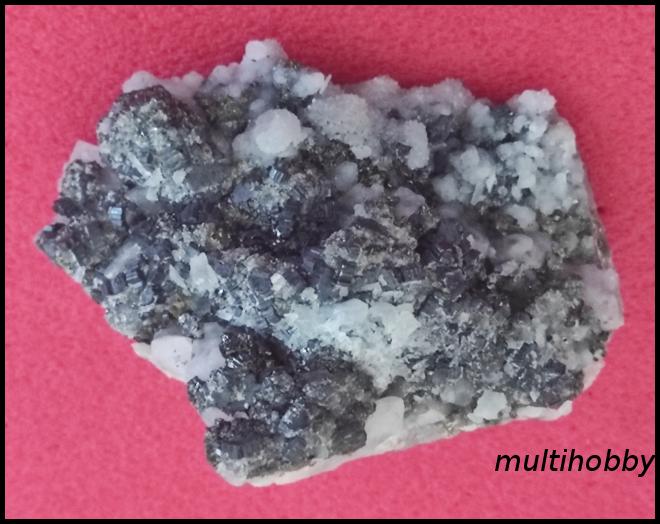 Mineral - Bournonite lucios ,
bogat si dispersat pe
Cuart