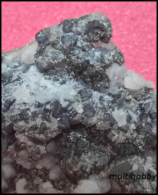 Mineral - Bournonite lucios ,
bogat si dispersat pe
Cuart