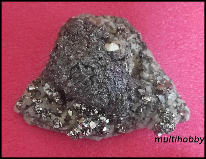 Mineral - Pirita doua generatii in 
forma de ou nins cu 
Tenantit
