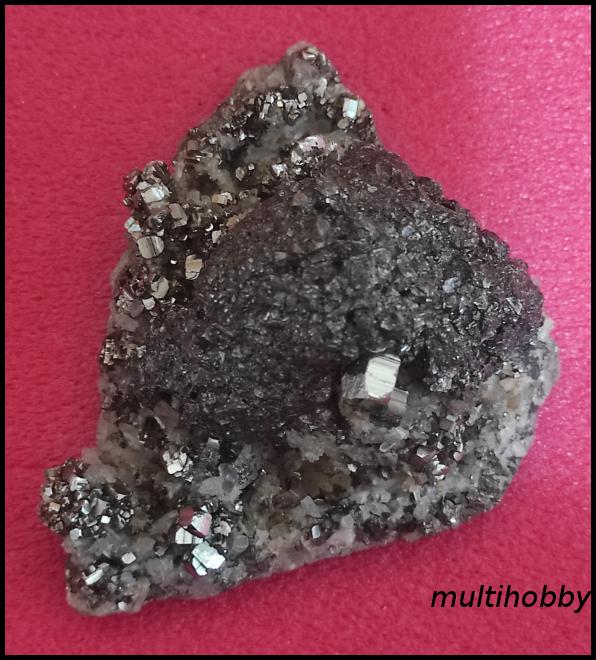 Mineral - Pirita doua generatii in
forma de ou nins cu
Tenantit