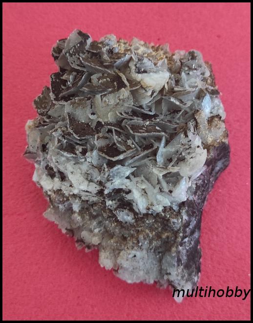 Mineral - Barita bicolora (neagra-alba) si 
Cuart