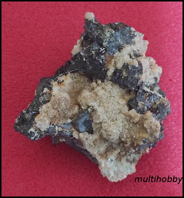 Mineral - Calcita pe 
Calcopirita