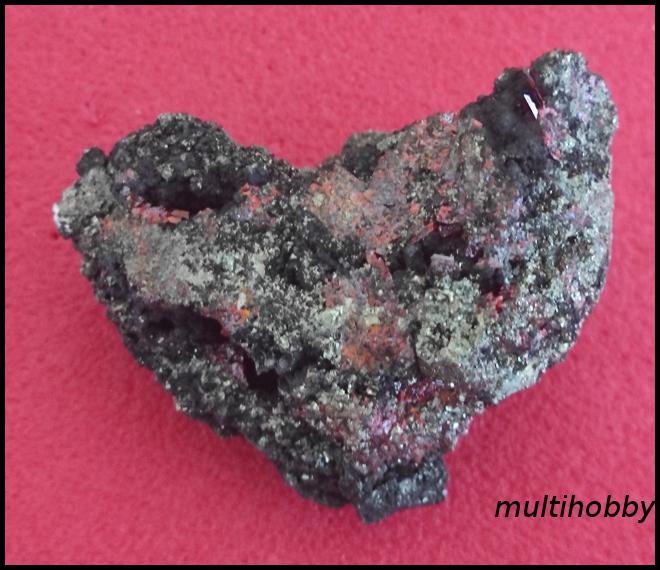 Mineral - Realgar pe 
Pirita
