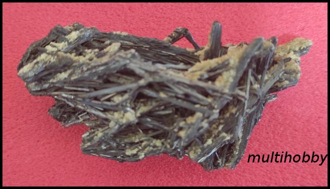 Mineral - Stibina arici cu doua fete cu 
Siderit