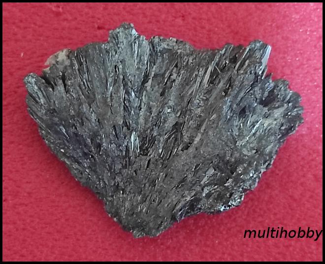 Mineral - Stibina aricimai deisebita cu
Doua fete pe care are
Pirita