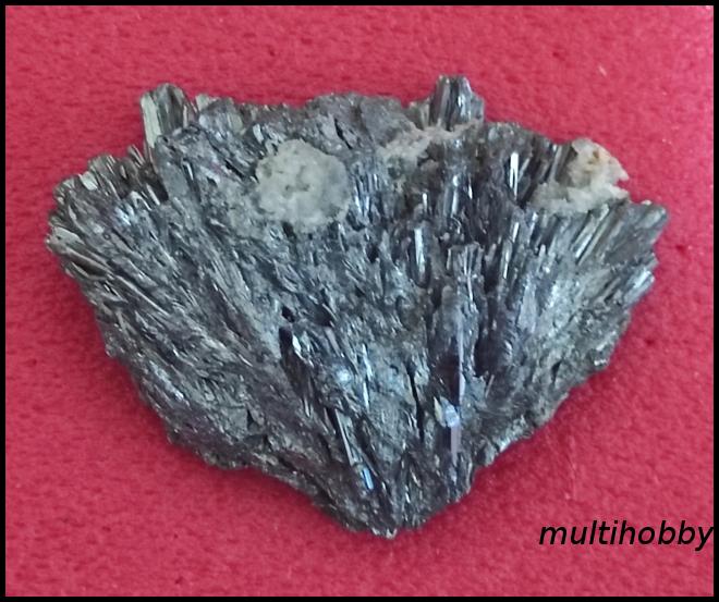 Mineral - Stibina aricimai deisebita cu
Doua fete pe care are
Pirita