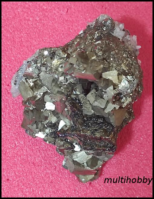 Mineral - Pirita doua generatii si
Tenantit,o fata pe
Cuart doua generatii
