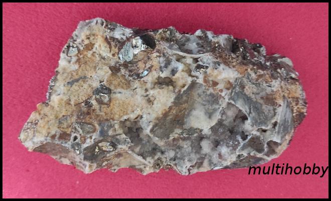 Mineral - Pirita in cuiburi de
Calcita