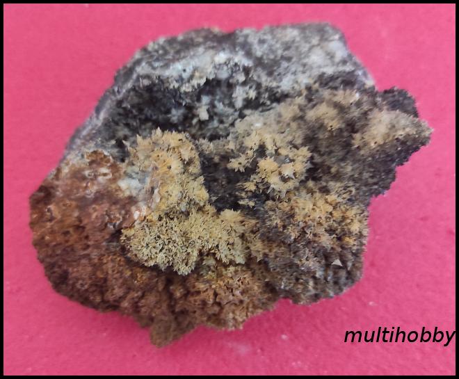 Mineral - Aragonit 
(Floare de Fier)cu 
Limonit