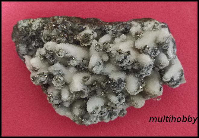 Mineral - Calcita ninsa cu 
Pirita
