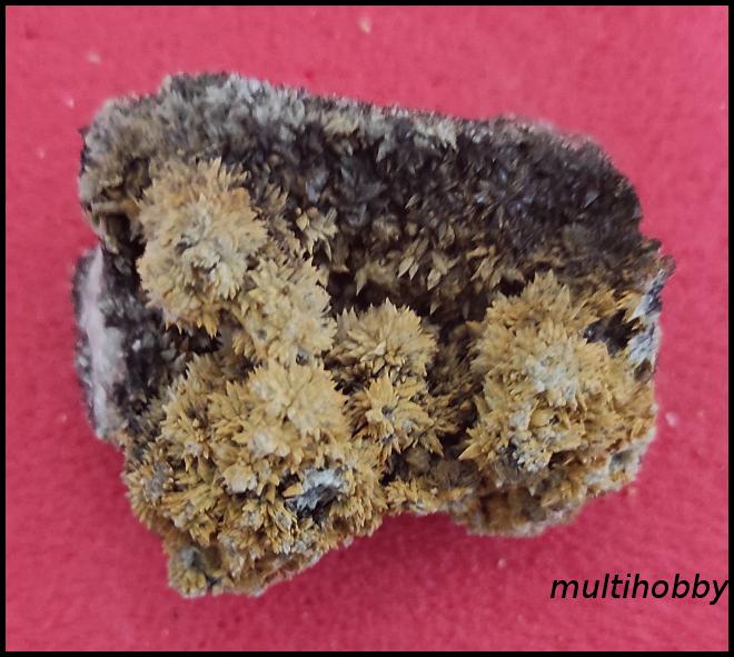 Mineral - Aragonit
(Floare de Fier)cu
Limonit