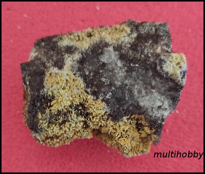 Mineral - Aragonit
(Floare de Fier)cu
Limonit